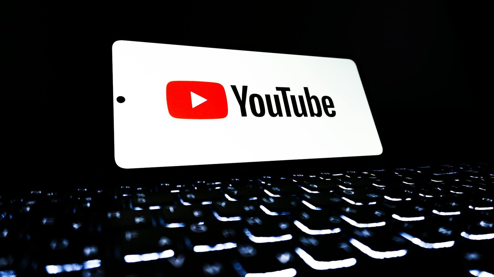 Applications réseaux sociaux YouTube Facebook Twitter sur écran smartphone