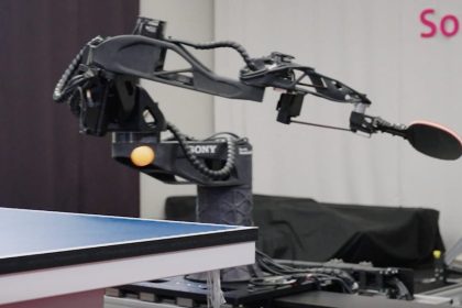 Robot Sony Ace tennis de table balle orange et raquette