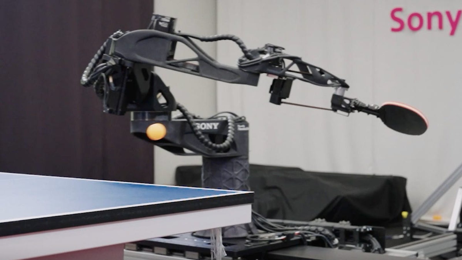 Robot Sony Ace tennis de table balle orange et raquette