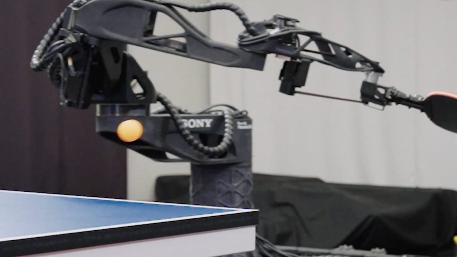 Sony Ace robot autonome ping-pong bras mécanique et raquette