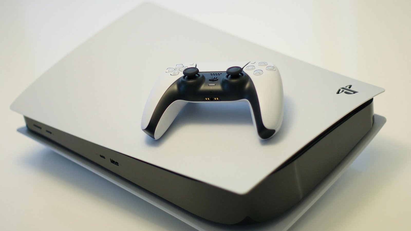 PS Plus Sony – Console PlayStation 5 et manette DualSense blanche