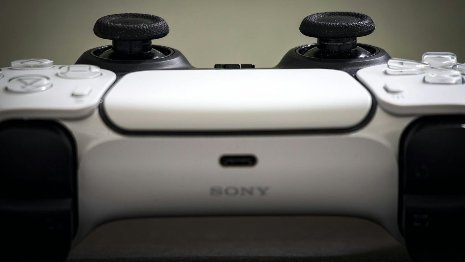 Manette PS5 DualSense Sony en gros plan avec logo