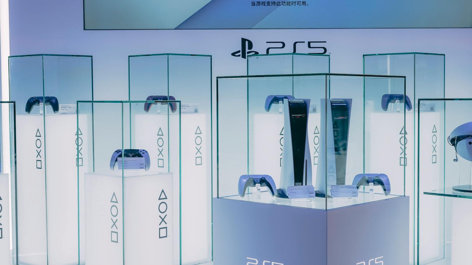 Console PS5 Sony et manettes DualSense en vitrine officielle