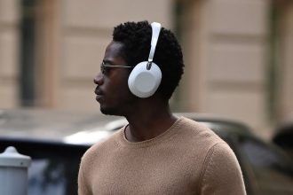 Casque audio haut de gamme blanc porté par un homme en ville, style Sony ou AirPods Max