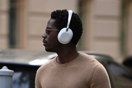 Casque audio haut de gamme blanc porté par un homme en ville, style Sony ou AirPods Max