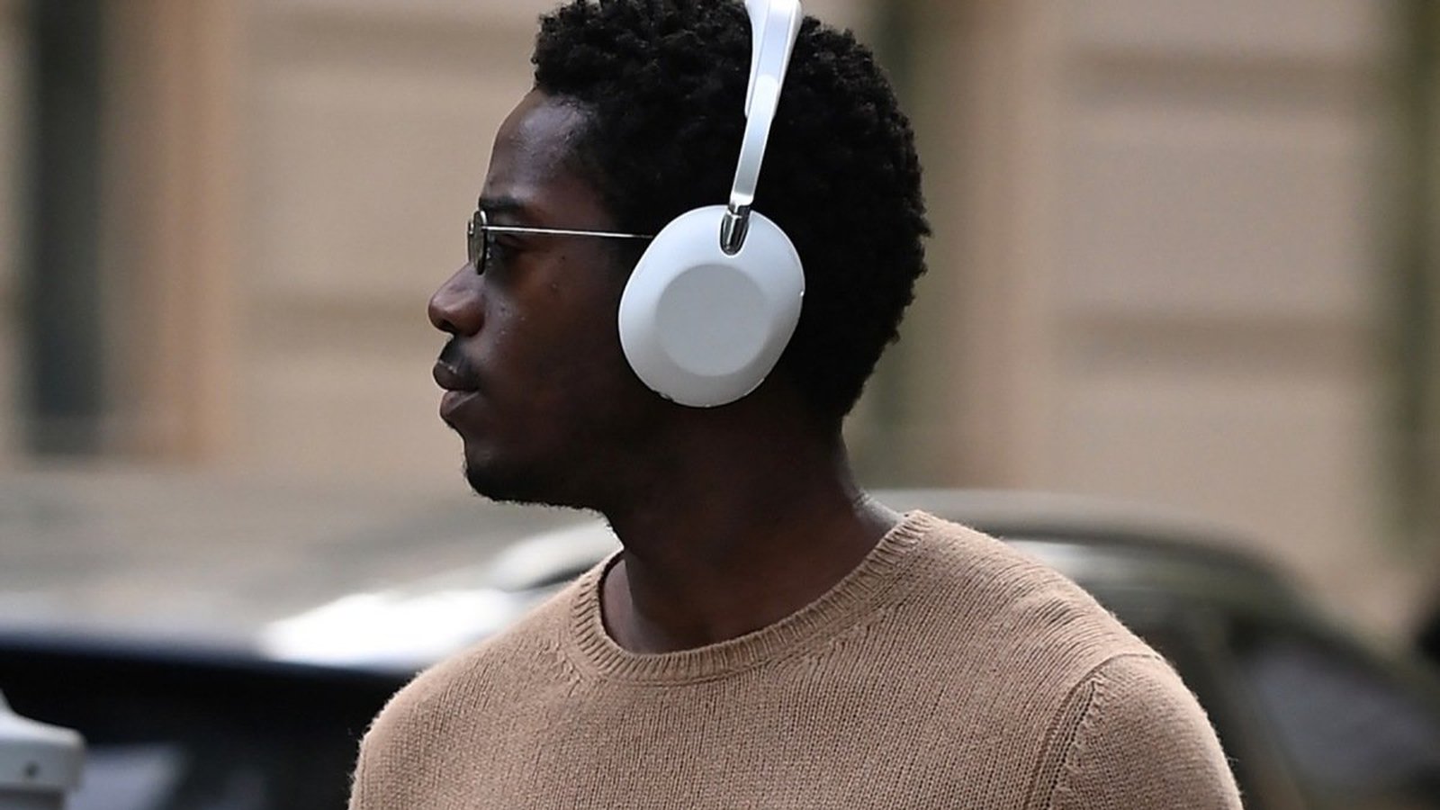 Casque Sony haut de gamme blanc sur-oreille porté dans un environnement urbain
