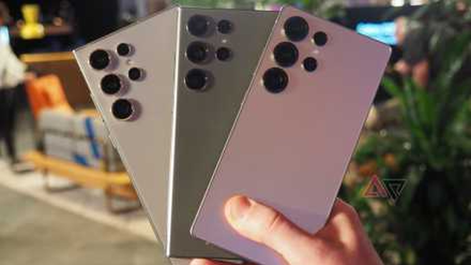 Sony Xperia 1 bleu avec triple caméra verticale sur fond enneigé