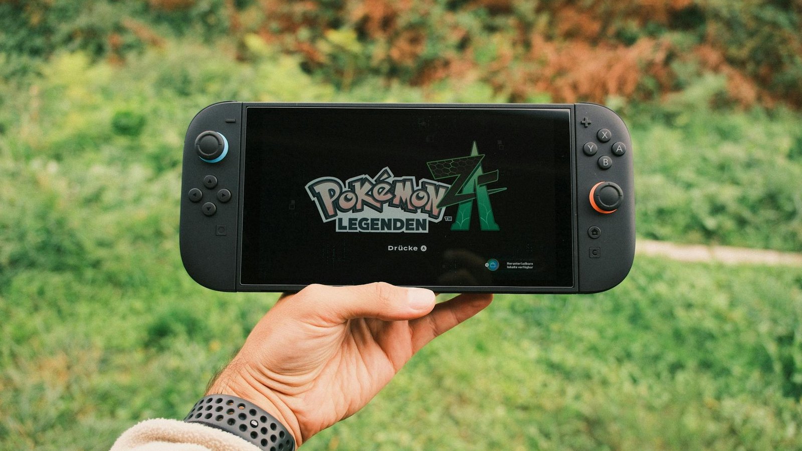 Nintendo Switch en mode portable avec jeu Pokémon Légendes affiché