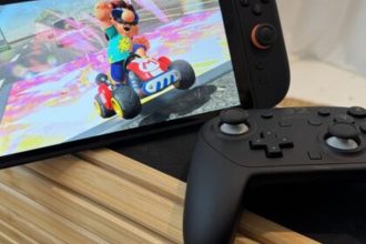 Nintendo Switch 2 avec Mario Kart et Pro Controller sur support en bois