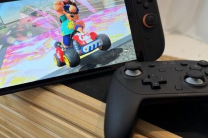Nintendo Switch 2 avec Mario Kart et Pro Controller sur support en bois