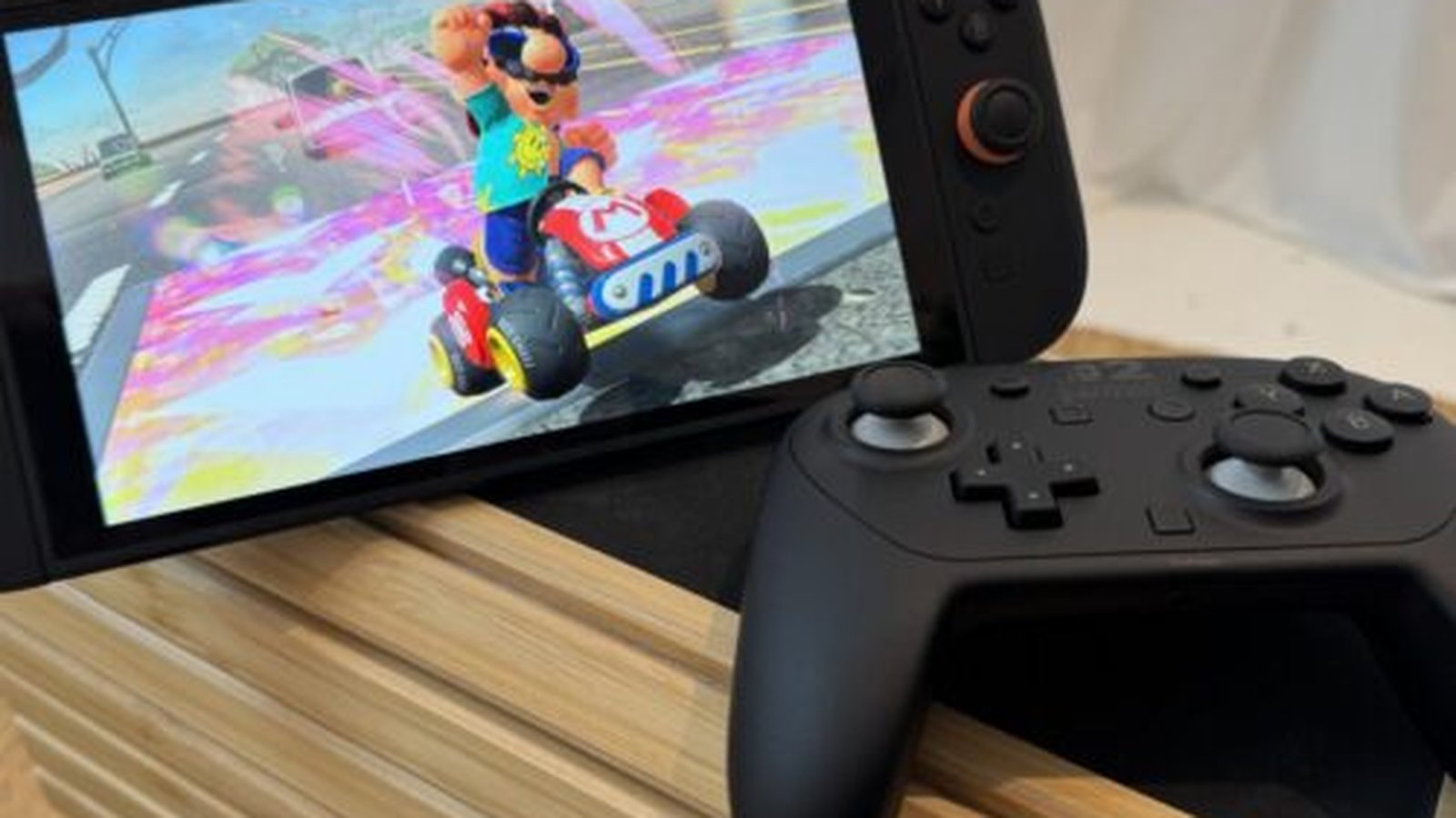 Nintendo Switch 2 avec Mario Kart et Pro Controller sur support en bois