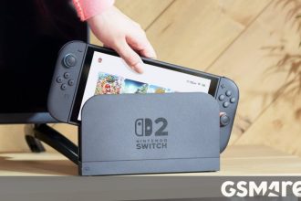 Nintendo Switch 2 posée dans son dock gris avec logo officiel