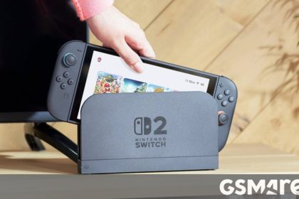 Nintendo Switch 2 posée dans son dock gris avec logo officiel