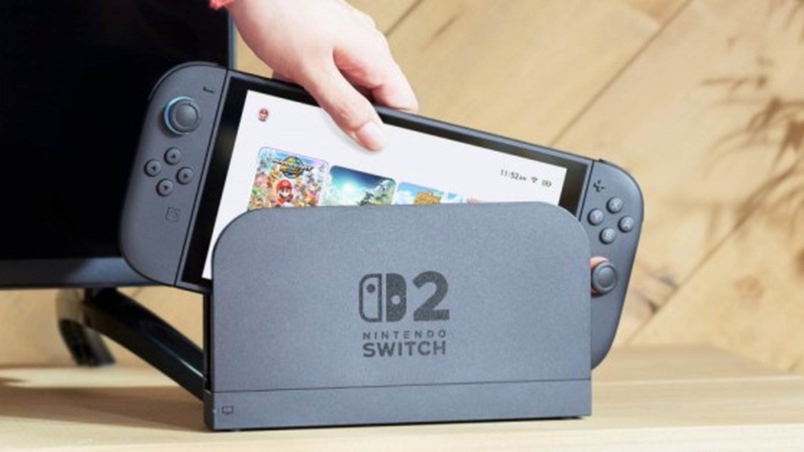 Switch 2 Nintendo retirée de son dock, écran de jeu allumé visible