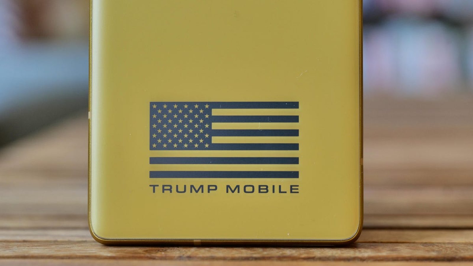 Trump Mobile T1 logo et drapeau américain gravés sur coque dorée