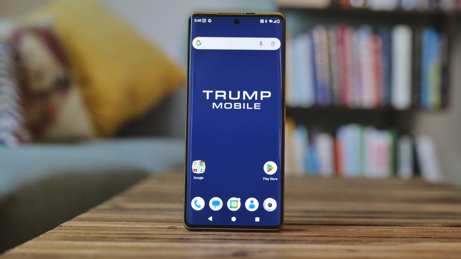 Trump Mobile T1 écran allumé avec interface Android et logo Truth Social