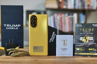 Trump Mobile T1 unboxing complet avec boîte dorée, câble et carte SIM