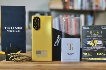 Trump Mobile T1 unboxing complet avec boîte dorée, câble et carte SIM