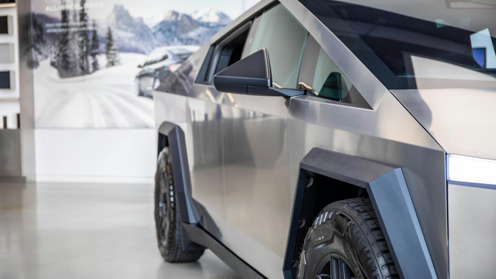 Tesla Cybertruck vue latérale profil acier inoxydable showroom