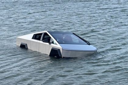 Tesla Cybertruck : il teste le Wade Mode dans un lac et finit en garde à vue