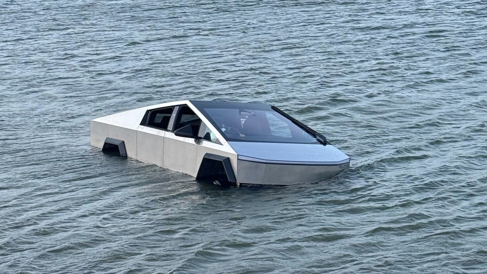 Tesla Cybertruck : il teste le Wade Mode dans un lac et finit en garde à vue