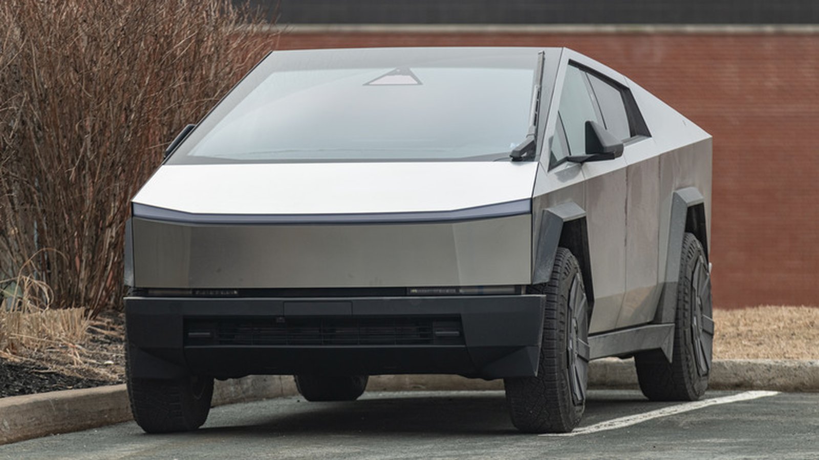 Tesla Cybertruck : il teste le Wade Mode dans un lac et finit en garde à vue