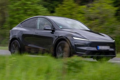 Tesla Model Y noir en mouvement sur route, rappel NHTSA