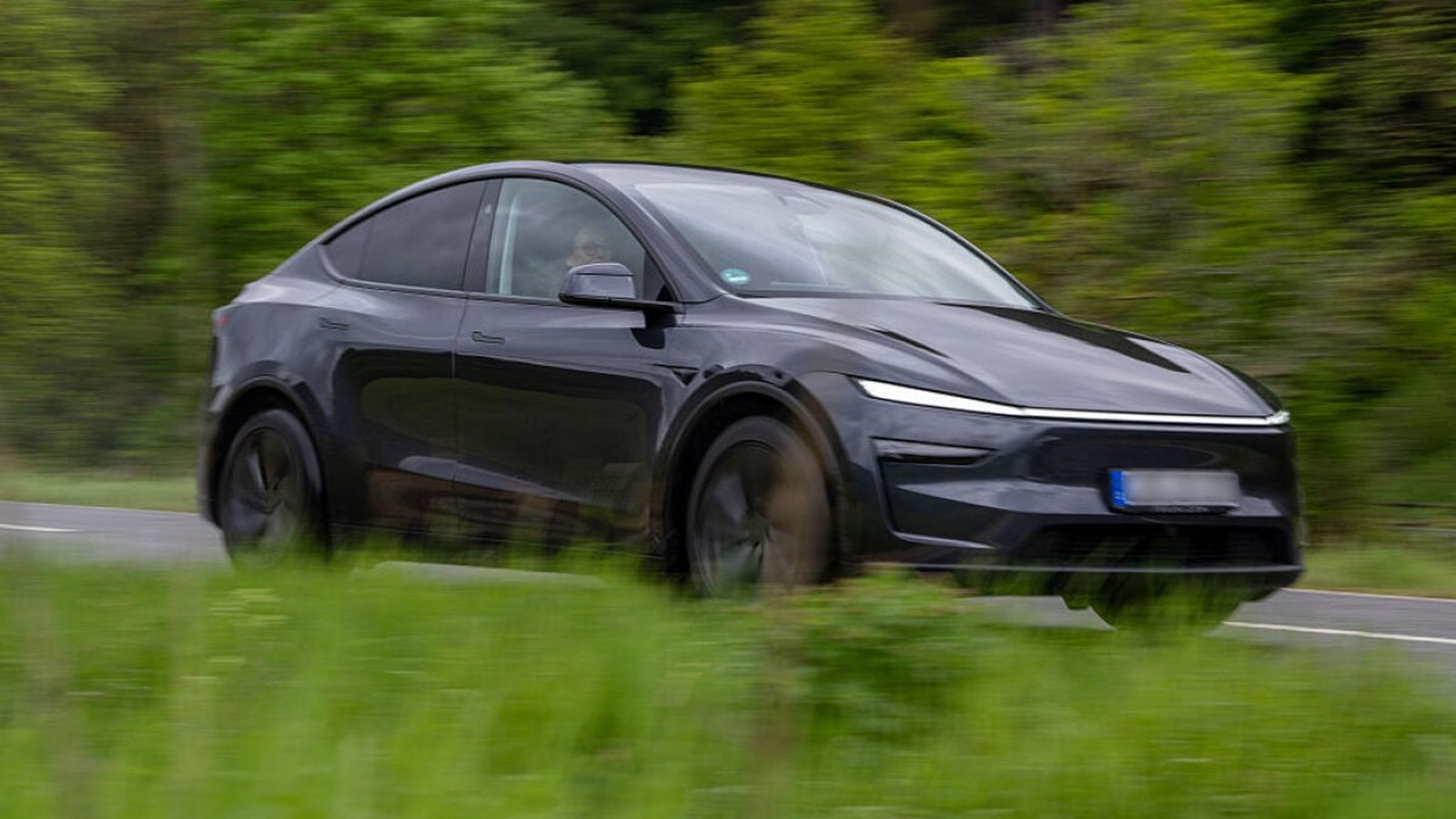 Tesla Model Y noir en mouvement sur route, rappel NHTSA