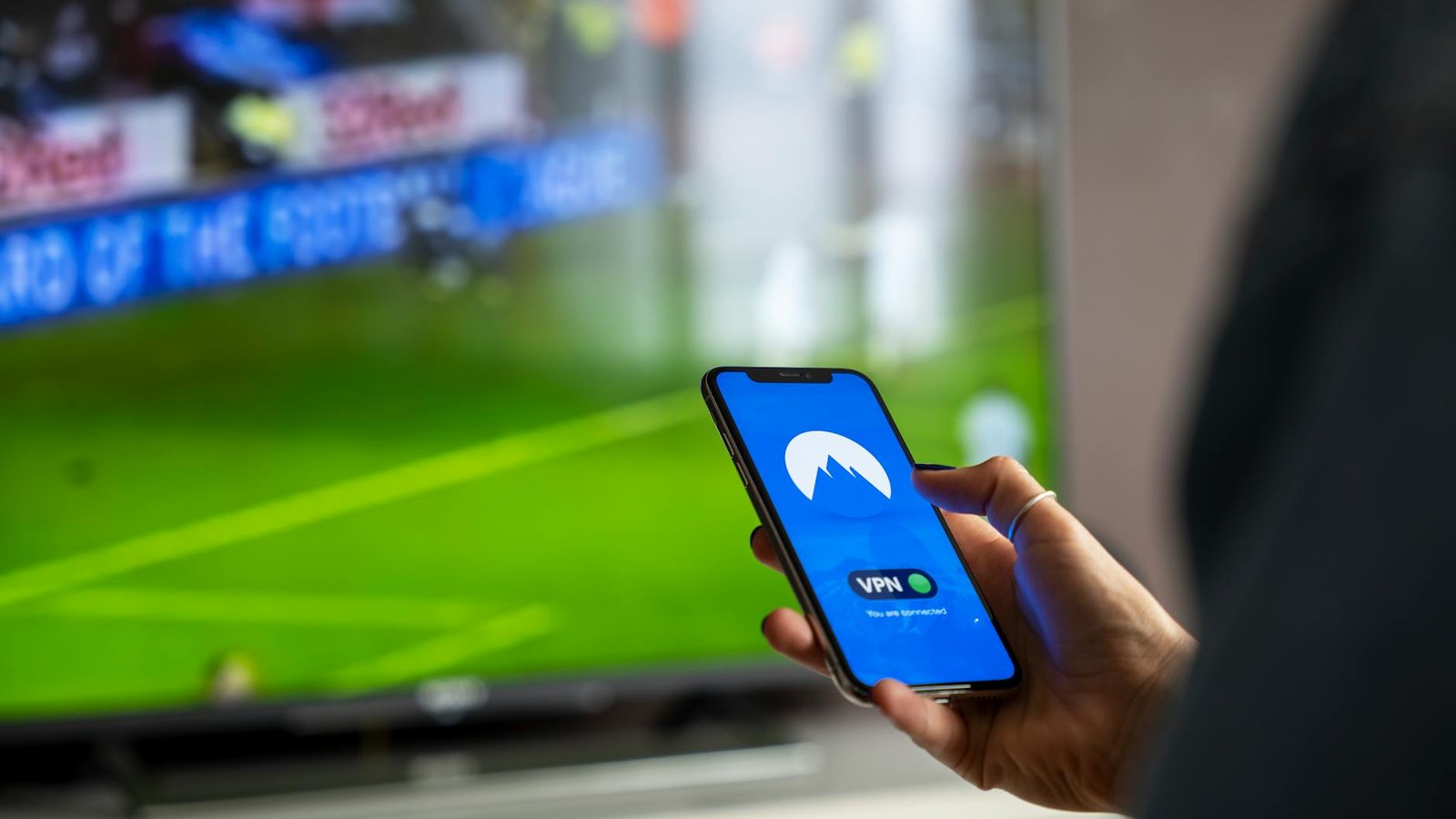 Reconnaissance film application Android avec smartphone tenu devant écran télévision