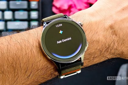 Pixel Watch affichant Ask Gemini sur poignet avec bracelet kaki