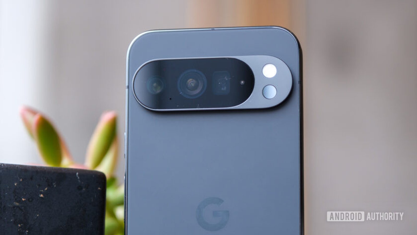 Google Pixel 9 Pro dos avec module caméra triple objectif gris