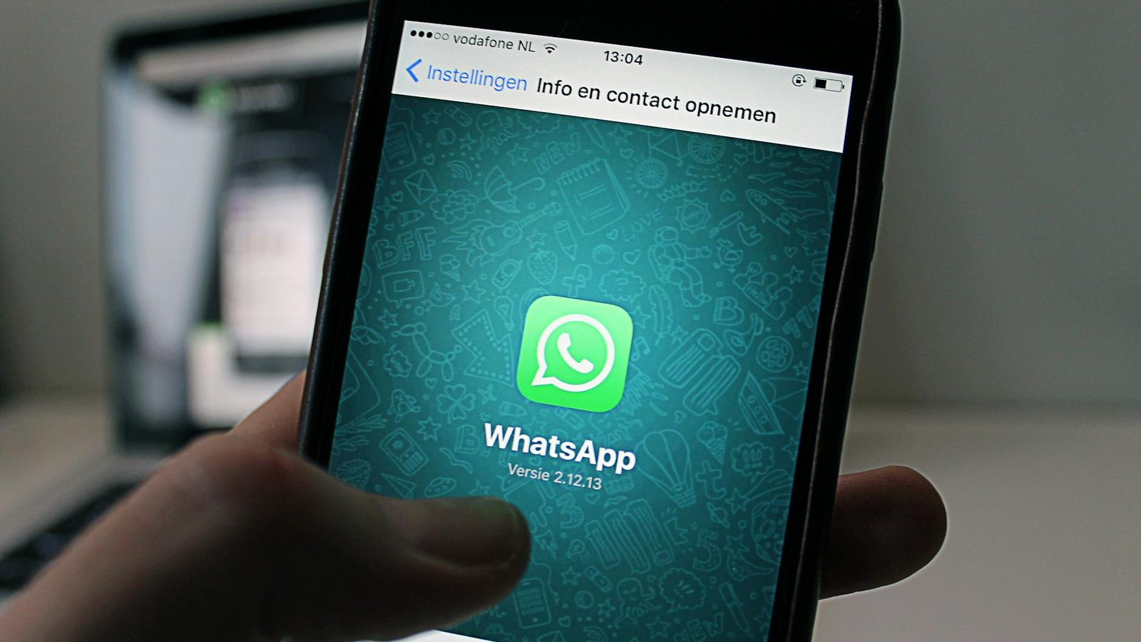 Interface WhatsApp sur iPhone avec logo de l'application