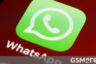 Icône WhatsApp sur écran de smartphone rouge, application de messagerie