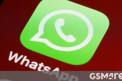 Icône WhatsApp sur écran de smartphone rouge, application de messagerie