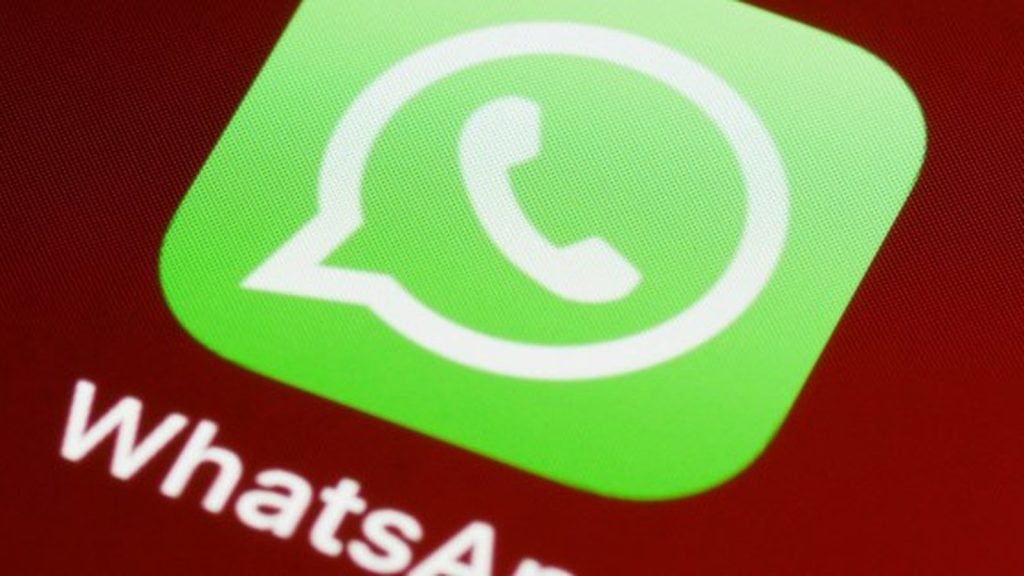 Logo WhatsApp affiché en gros plan sur écran de smartphone