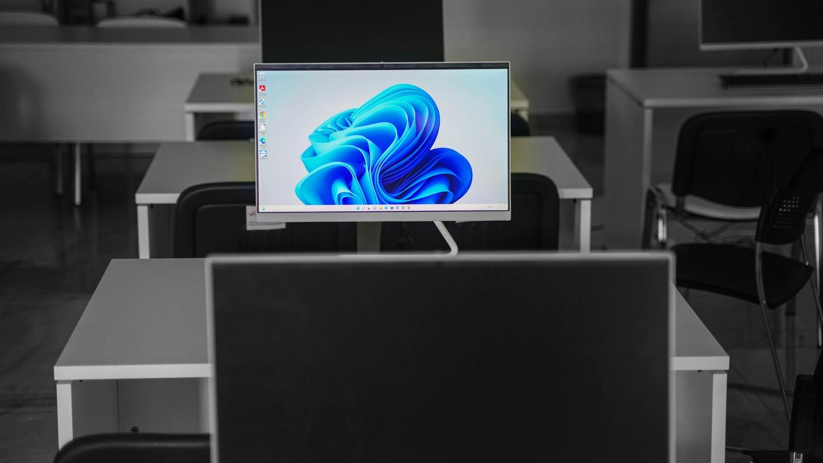 Windows 11 écran de démarrage avec logo bleu sur moniteur de bureau