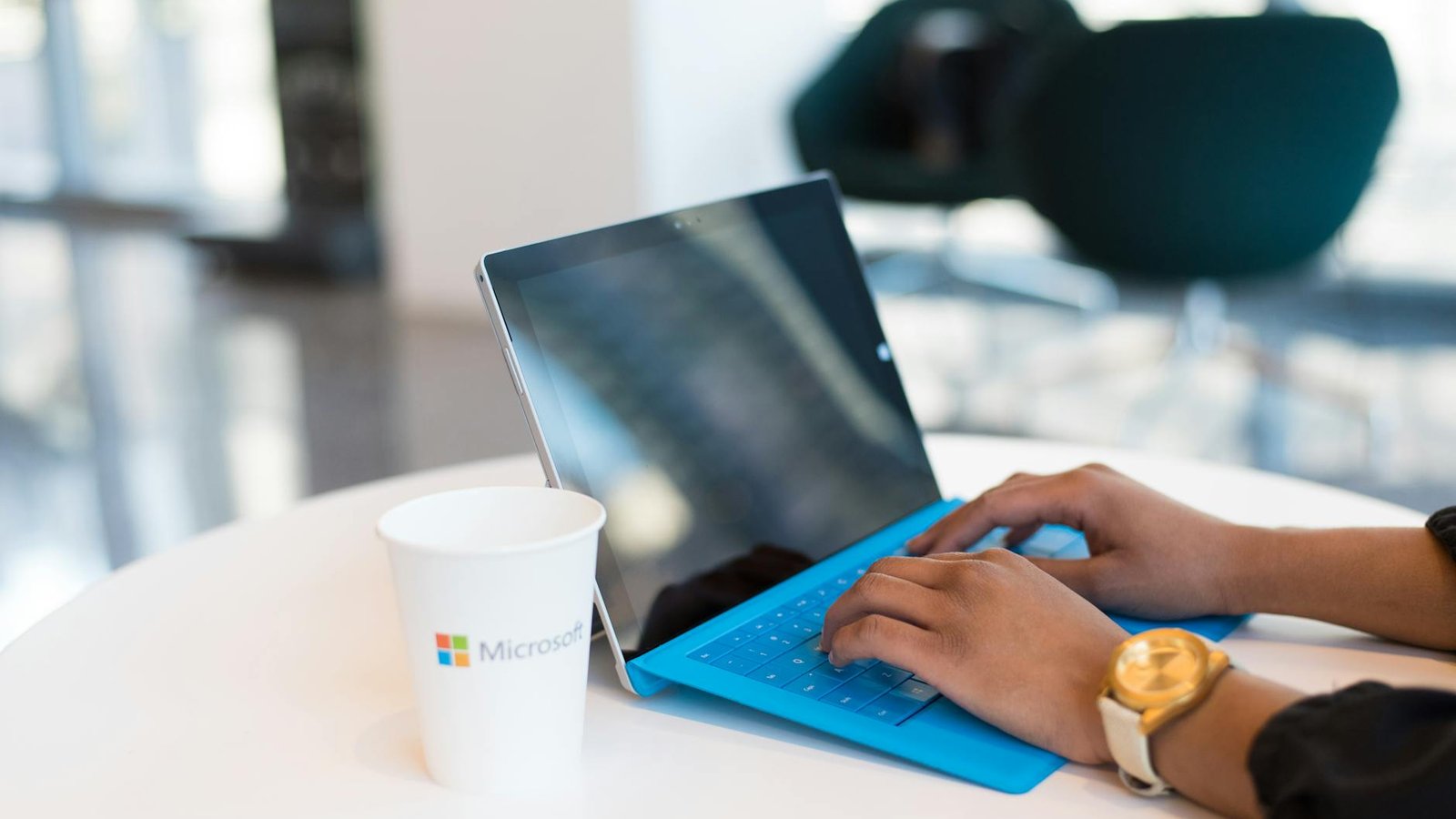 Windows 11 Microsoft Surface avec clavier bleu et logo Microsoft visible