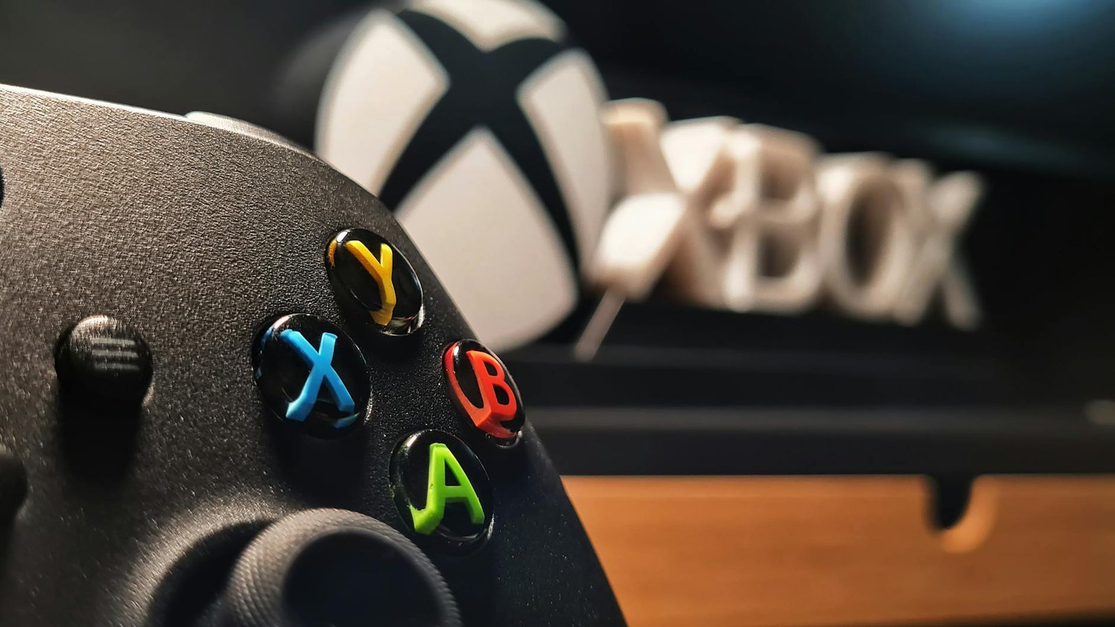 Manette Xbox Series X avec logo Xbox en arrière-plan