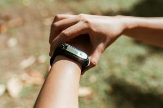 Xiaomi Smart Band 10 Pro bracelet connecté gros plan sur poignet