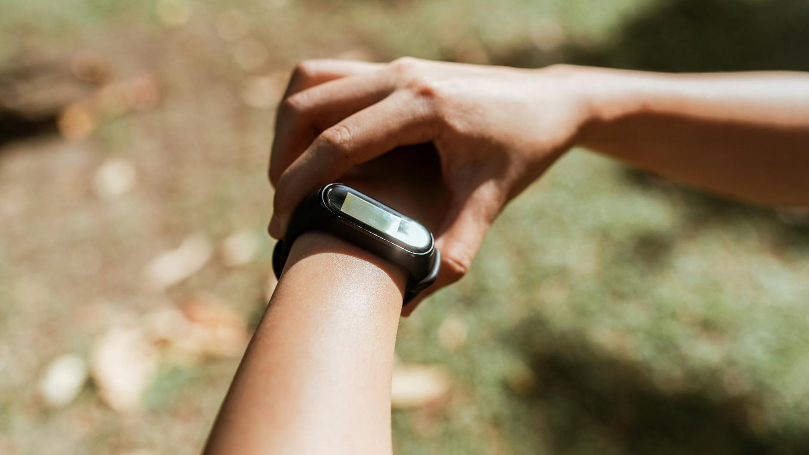 Xiaomi Smart Band 10 Pro bracelet connecté gros plan sur poignet