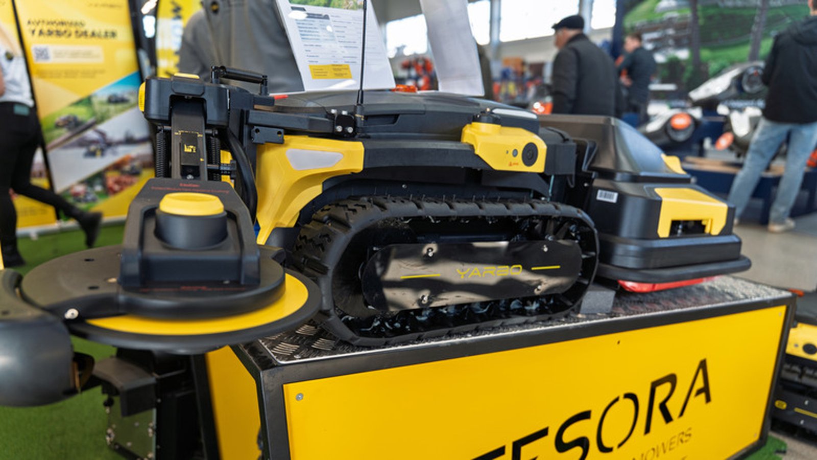 Tondeuse robot Yarbo vue de près sur stand revendeur agréé