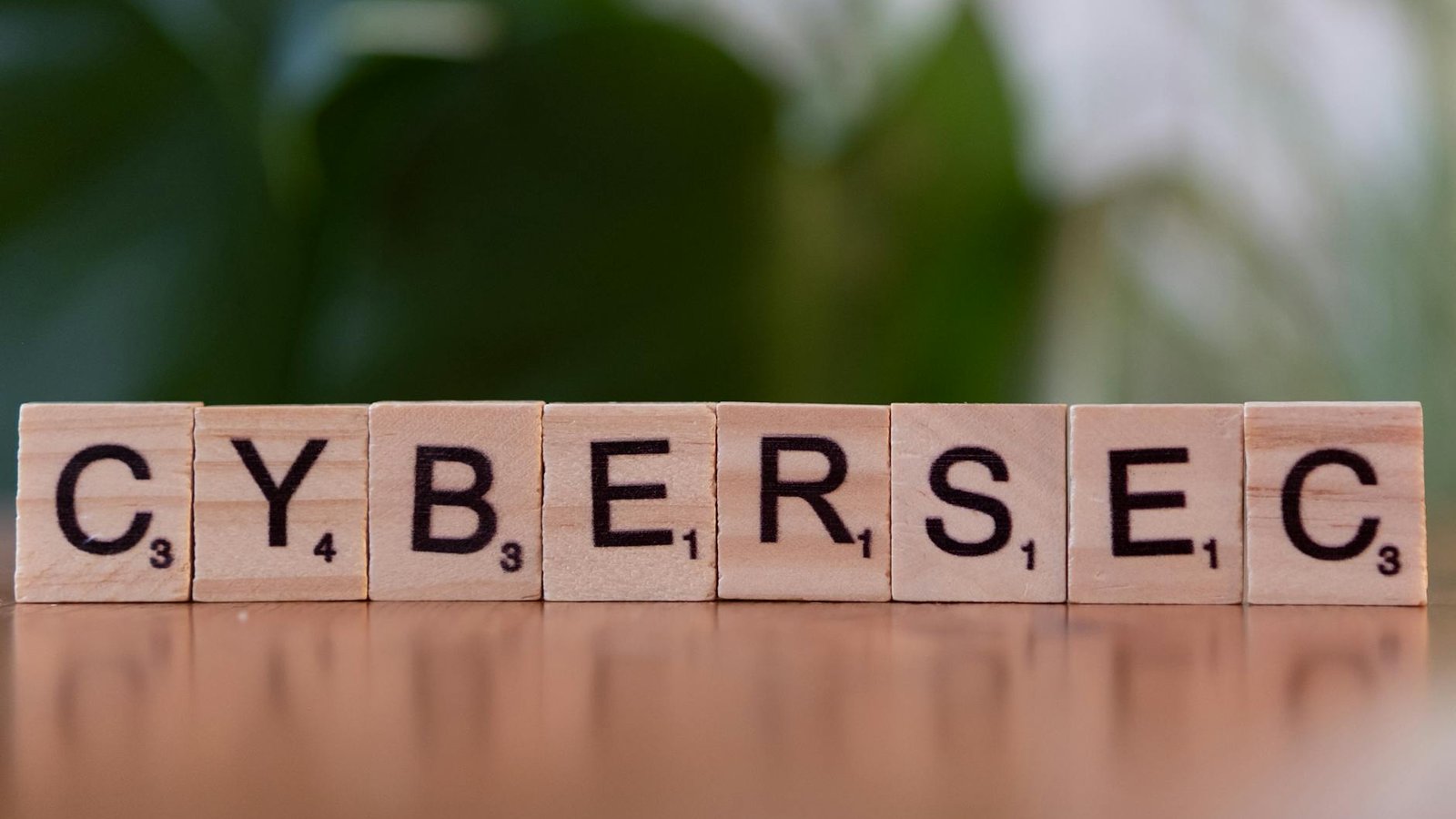 Cybersécurité BitLocker – mot CYBERSEC en lettres de Scrabble en bois