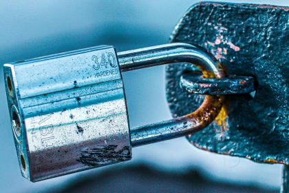Chiffrement BitLocker contourné – cadenas métallique verrouillé de près