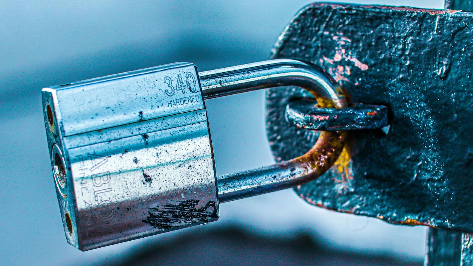 Chiffrement BitLocker contourné – cadenas métallique verrouillé de près
