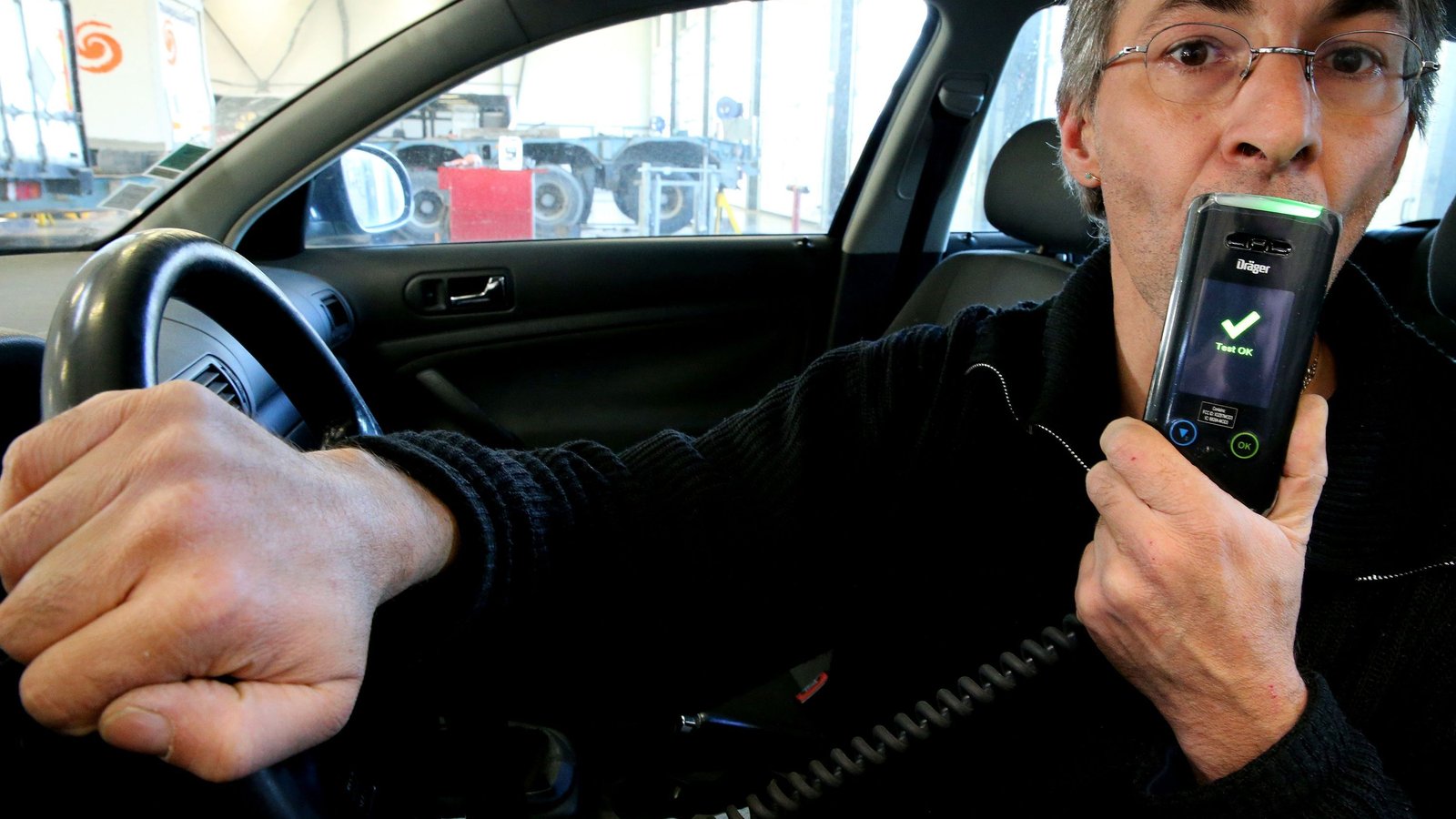 Éthylotest antidémarrage Dräger utilisé par un conducteur au volant