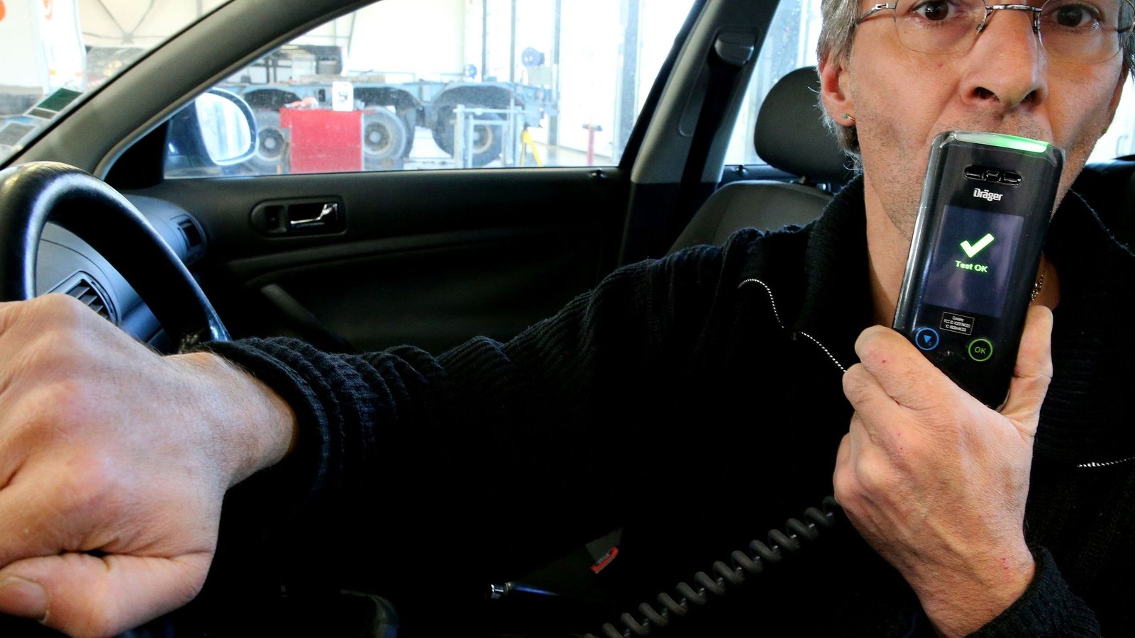 Dispositif éthylotest antidémarrage Dräger affiché Test OK dans une voiture