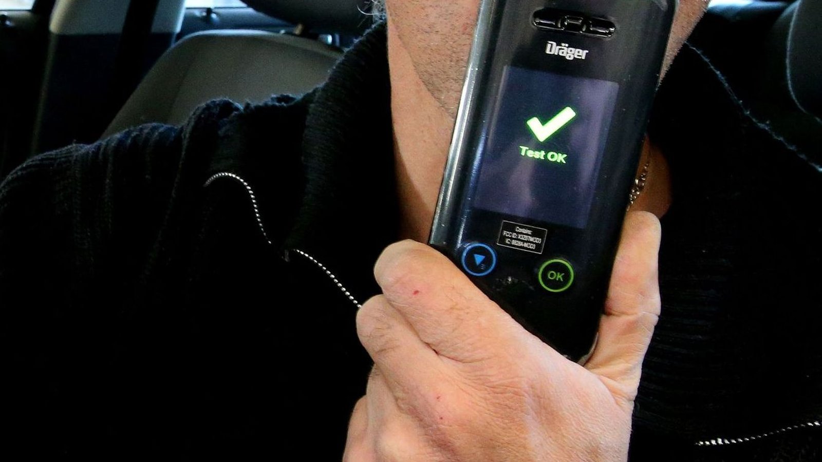 Gros plan éthylotest Dräger antidémarrage écran Test OK, obligation UE juillet 2025