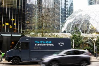 Camion Amazon Prime devant les Spheres du siège Amazon à Seattle