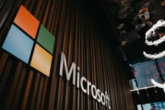 Logo Microsoft assistant IA Scout sur panneau mural